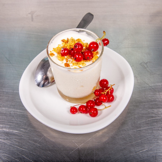 verrine-blanche-sur-lit-croquant-fondant